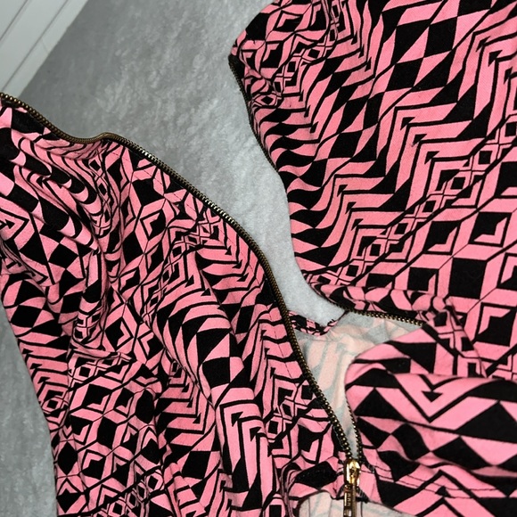 Charlotte, Russe Aztec Print 3/4 Sleeve Crop Top - Picture 9 of 10